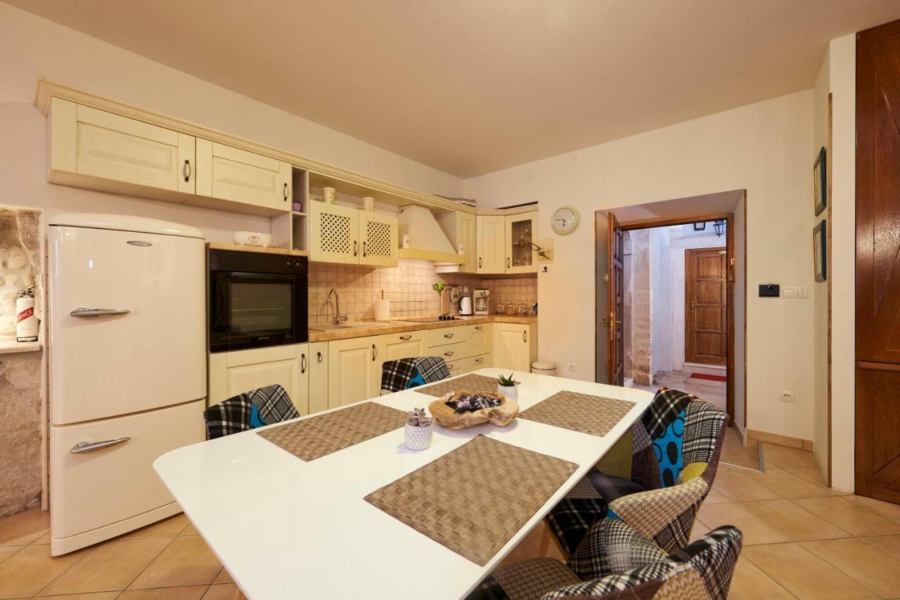 Apartment Capo Residence - Old Town - Parking Trogir Exterior foto